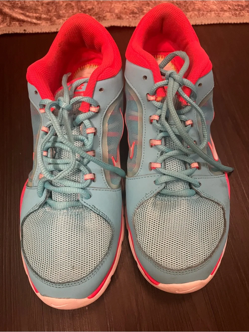 Nike women ms flex trainer 4 Sneakers with Coral Accents